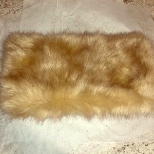 Covington Faux fur winter scarf collar